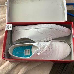 NWT American Eagle Size 7.5 White Sneakers